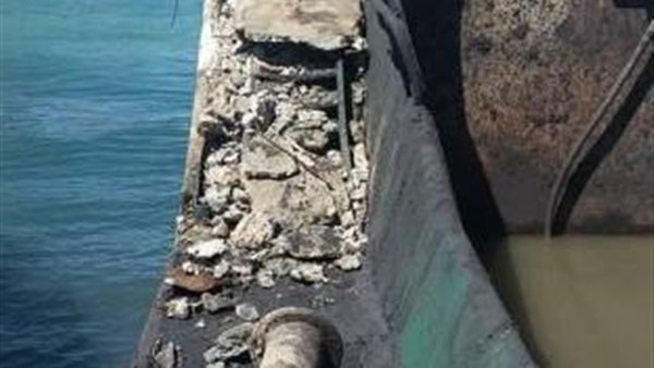 بالصور.. اصطدام مركب بحامل أتربة في مجرى قناة السويس