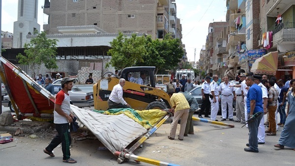بائع متجول يقيد أسرتة بالجنازير  لمنع نقلة من ميدان المحلة 