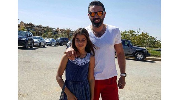 بالصورة.. حازم إمام ينشر صورة مع ابنته عبر «فيسبوك»