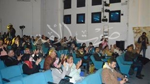 بالصور..«اللبيس والقبلة الأخيرة»يتنافسون  بمهرجان بورسعيد للمونودرما