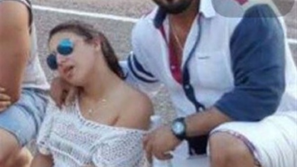 بالصور.. إبراهيم سعيد ينشر صور مخلة لزوجته  