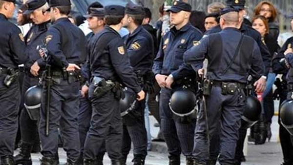 اعتقال رجلين وامرأة هددوا رحلة جوية في إسبانيا
