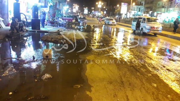 بالصور.. انفجار بالوعات الصرف الصحي بوسط البلد بالفيوم