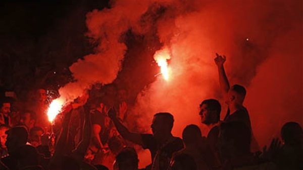 بالفيديو.. شماريخ «برشلونة» تشعل المدرجات قبل «كلاسيكو الأرض»