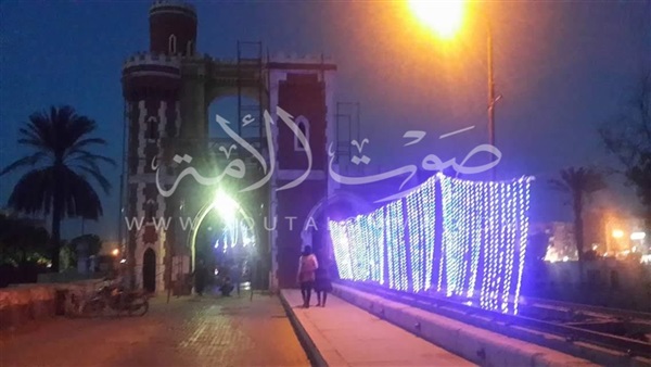 بالصور.. إنارة القناطر الخيرية باللون الأزرق احتفالا باليوم العالمي للتوحد