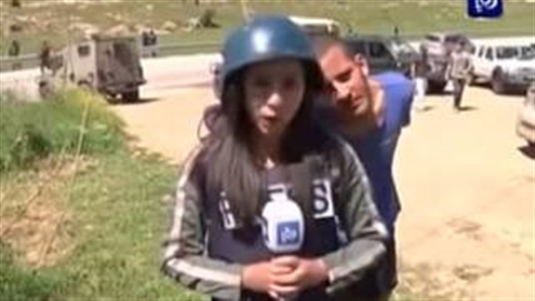 بالفيديو.. مذيعة فلسطينية تستهزأ بشاب إسرائيلي تعمد مضايقتها