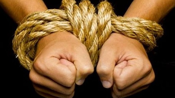 اختطاف شاب وتصويره بملابس نسائية في العبور