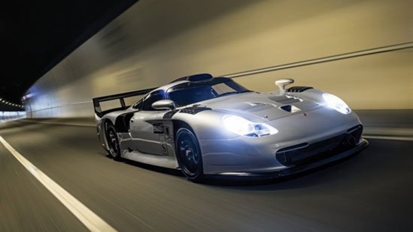 بالصور.. بورش تعرض سيارة 911 GT1 Evolution للبيع بـ3 ملايين دولار