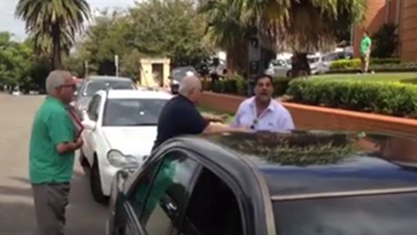 بالفيديو والصور.. اتباع أسقف سيدنى يعتدون على «سماش» خارج الكنيسة