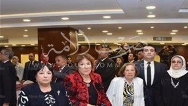 بالصور.. «نواب ونائبات قادمات» يكرم أسر الشهداء والفنانين 