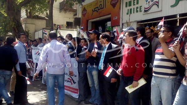 بالصور.. «الماجستير والدكتوراه» يتظاهرون بـ«الكوسة»