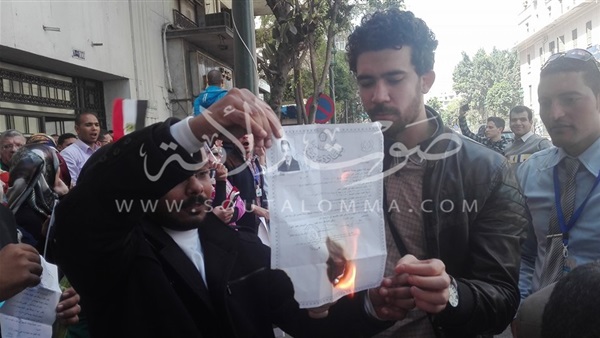 بالصور.. «الماجستير والدكتوراه» يحرقون شهاداتهم أمام «الوزراء»