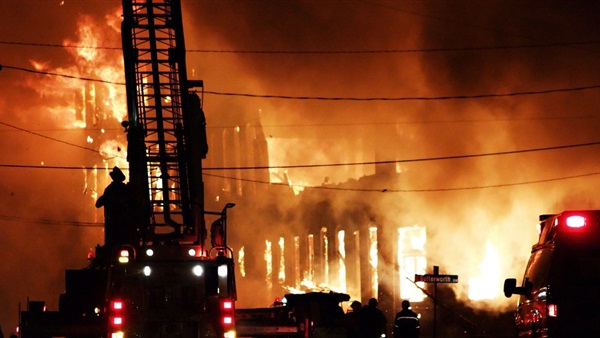 حريق هائل يلتهم المركز التجاري العالمي بفرنسا