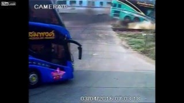 بالفيديو.. اصطدام قطار بأتوبيس أثناء عبوره مزلقان