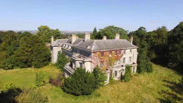 بالصور..عرض قرية إنجليزية بالكامل للبيع