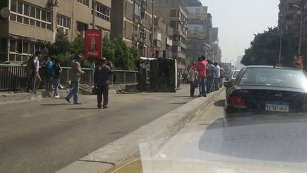 مدير مرور الجيزة ينتقل لمعاينة حادث انقلاب أتوبيس أكتوبر 