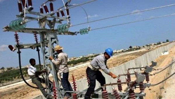 شركة الكهرباء الإسرائيلية تجمد قرار قطع التيار عن محافظات الضفة