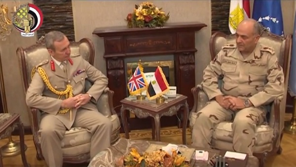 بالفيديو.. حجازي يلتقي رئيس أركان  الدفاع البريطانى 