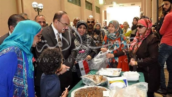 بالصور.. محافظ القليوبية يفتتح معرض الاشغال الفنية بمكتبة مصر العامة