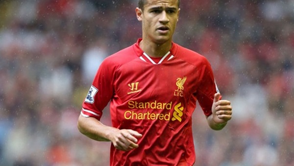 كوتينيو لاعب ليفربول يتسلم جائزة افضل لاعب في الفريق