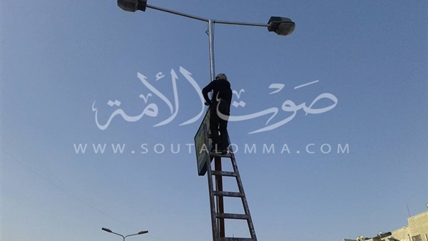 بالصور.. دهان وصيانة أعمدة الإضاءة بشوارع المناخ في بورسعيد 
