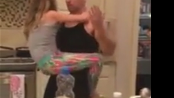 بالفيديو.. رد فعل أم على رقص زوجها مع ابنتها 