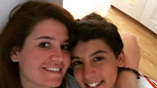 بالصورة.. هنا شيحا بدون مكياج فى حضن ابنها  