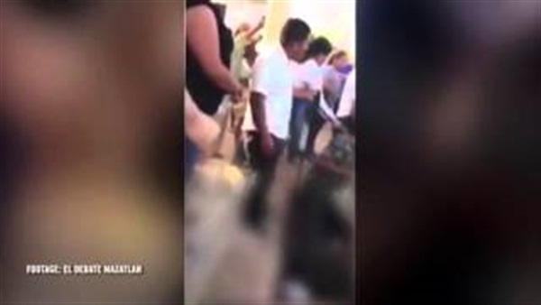 بالفيديو.. سيدة ترفض بشده دخول نعش إلى المقبرة