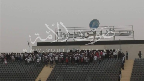 بالصور.. جماهير الزمالك تملئ مدرجات «بتروسبورت»