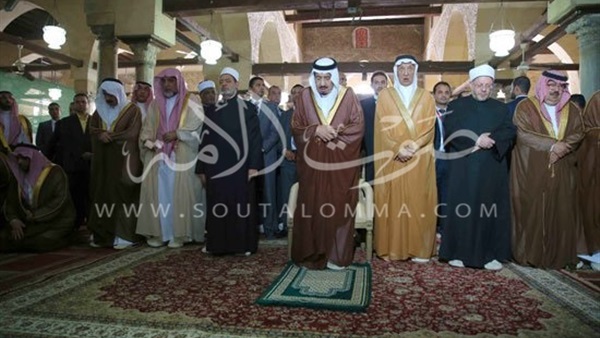 بالصور والفيديو.. خادم الحرمين يؤدي الصلاة داخل الجامع الأزهر 
