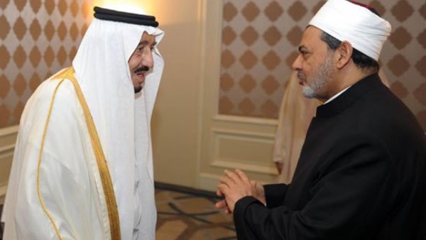 خادم الحرمين الشريفين يهدي شيخ الأزهر كسوة الكعبة