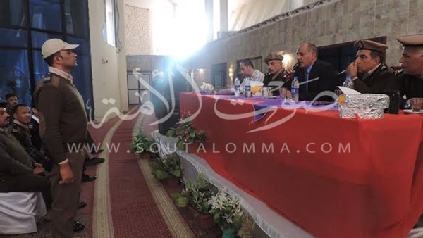 بالصور.. مدير أمن أسوان يجتمع بالأفراد لتحقيق منظومة الأمن المتكاملة