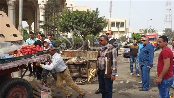 بالصور.. إزالة إشغالات الباعة الجائلين بمنطقه الاستثمار ببورسعيد 