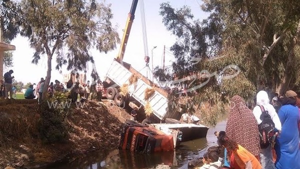 بالصور.. انقلاب سيارة نقل بطريق «سيدي سالم» الزراعي 