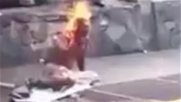 بالفيديو.. مواطنون يشعلون النيران بلص