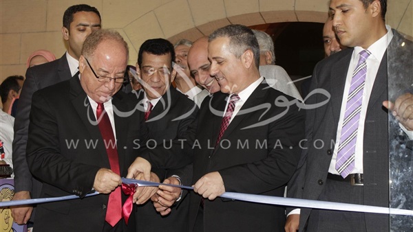 وزير الثقافة يفتتح معرض روزاليوسف للوحات الفنية بقصر الفنون بالأوبرا 