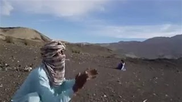 بالفيديو.. يطلق النار على سيجارة في فم صديقه