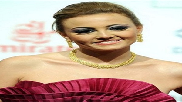 بالصور..تعرف على سر ارتداء بشرى فستان الزفاف  