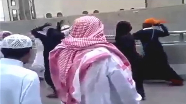 بالفيدو..مشاجرة عنيفة بين شباب سعوديون داخل احدى المطاعم 