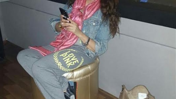 بالصورة .. لطيفة ترتدى الكاجوال فى الاستديو  