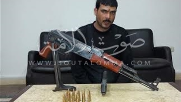 ضبط مسجل خطر بحوزته بندقية آلية و17 طلقة بالشرقية