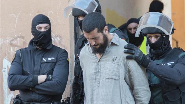 السجن 10 سنوات لأفراد شبكة تجنيد مقاتلين لسوريا
