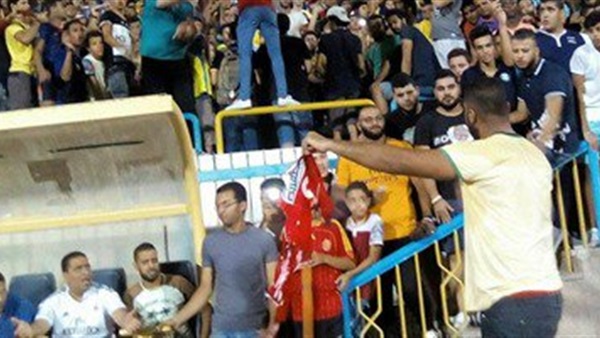 جماهير الإسماعيلي تحرق  فانلة الأهلي في المدرجات 