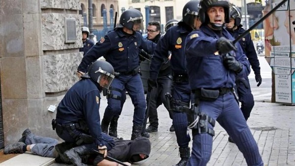 أسبانيا تعتقل 13 شخصًا بتهمة الإشادة بالإرهاب