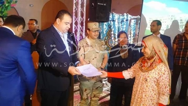 بالصور..محافظ الفيوم يكرم أسر الشهداء والمتفوقين من الطلاب