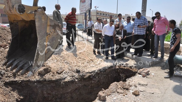 بالفيديو والصور.. محافظ أسيوط يتفقد الهبوط الجزئي بمدخل كوبري الشادر