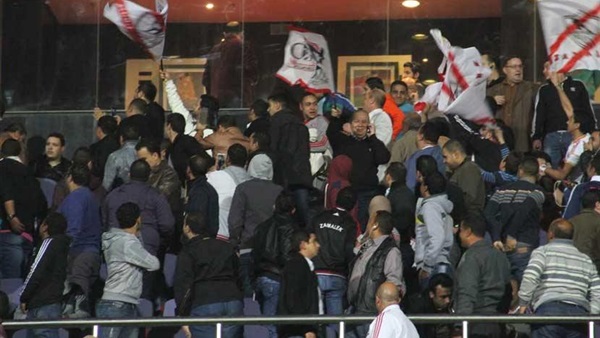 جماهير الأهلي والزمالك تحاولا اقتحام  استاد بتروسبورت والأمن يتصدي لهما 