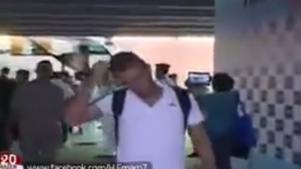 بالفيديو.. حازم إمام يرد على  أزمة الدجل والشعوذة أثناء دخوله ملعب المباراة