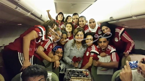 بالصور.. الهواري تحتفل مع منتخب الكرة النسائية بعد التأهل لأمم افريقيا