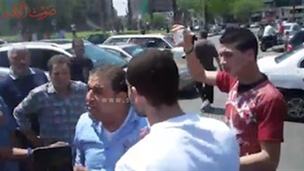 بالفيديو.. مواطن ينهال بالسباب على المتظاهرين بمصطفى محمود
